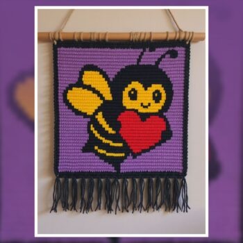 Smiling Bee with Heart Tapestry Crochet Pattern 100x100 Stitches
